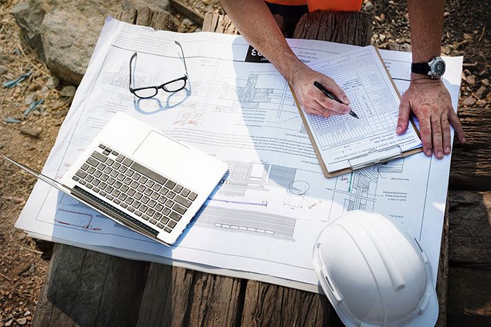 Consultor revisando documentación técnica